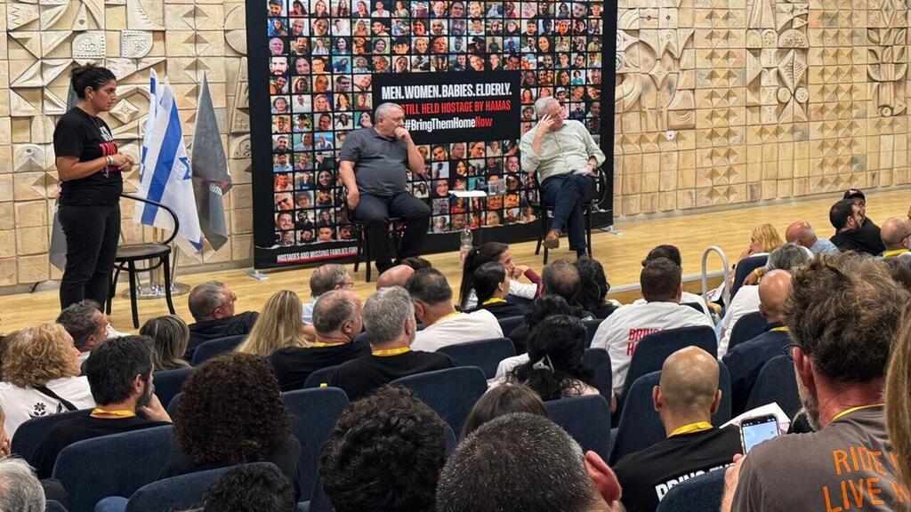 בני גנץ וגדי איזנקוט נפגשו עם משפחות החטופים והנעדרים בתל אביב
