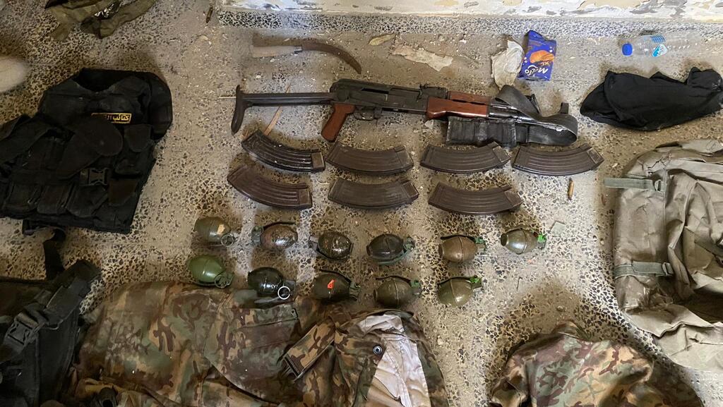 תיעוד מפעילות לוחמי יחידת דובדבן ברצועת עזה - איתור אמצעי לחימה בתוך בית ספר תיכון