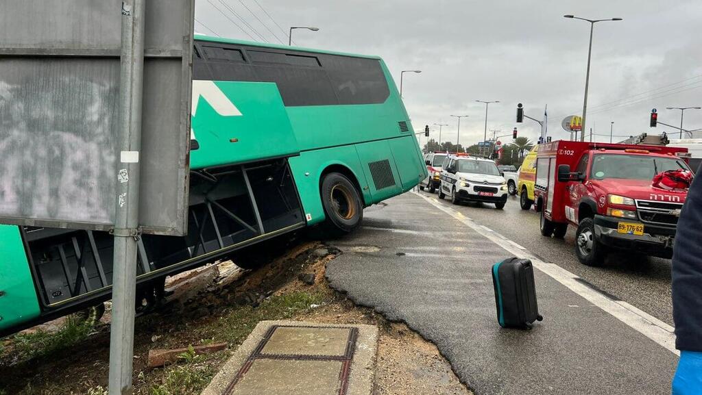 על רקע הגשמים: אוטובוס מלא בנוסעים סטה לתעלה סמוך לגן שמואל