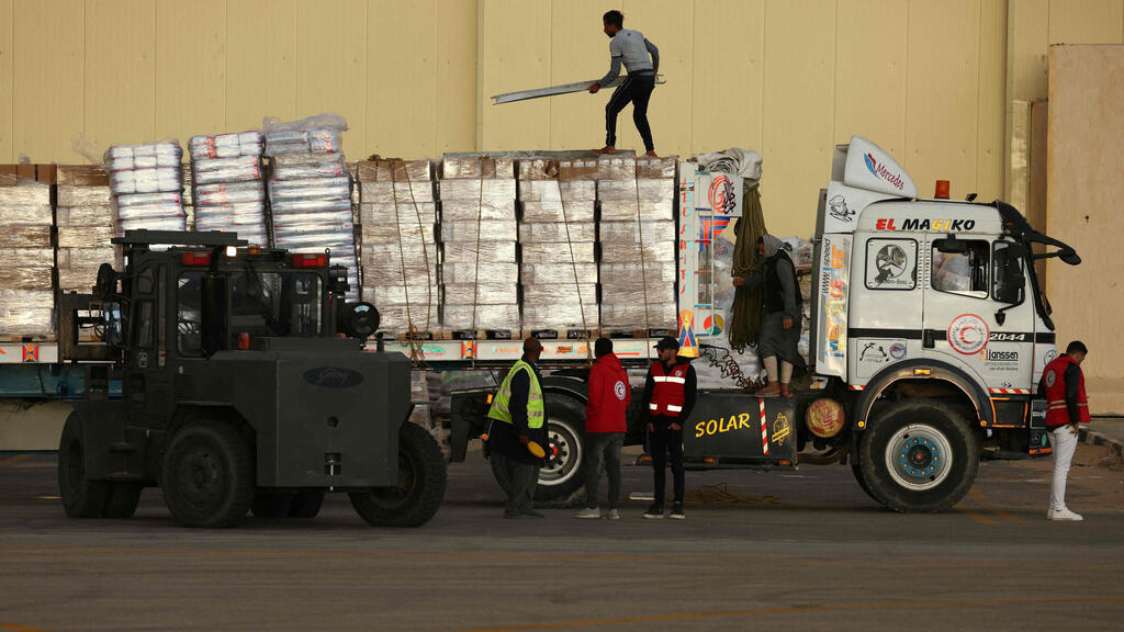 סיוע המוניטרי צרפתי לעזה, בנמל התעופה באל-עריש בסיני