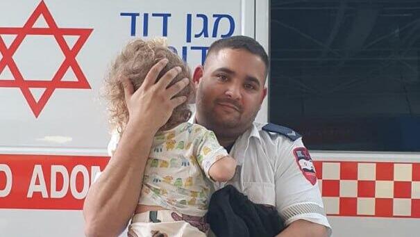 הפראמדיק עם הפעוט