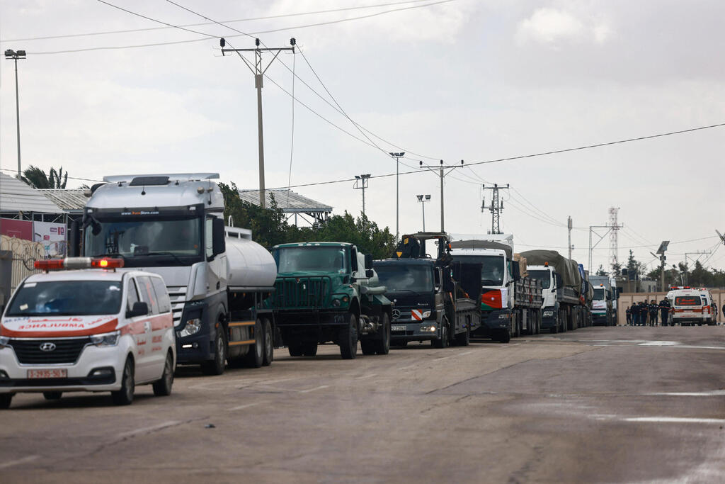 משאיות במעבר רפיח