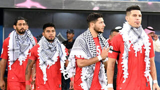 שחקני פלסטין עולים עם הכאפיות על צווארם