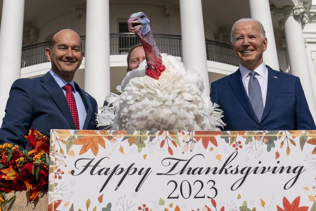 נשיא ארה"ב ג'ו ביידן חנינה ל תרנגול הודו חג ההודיה