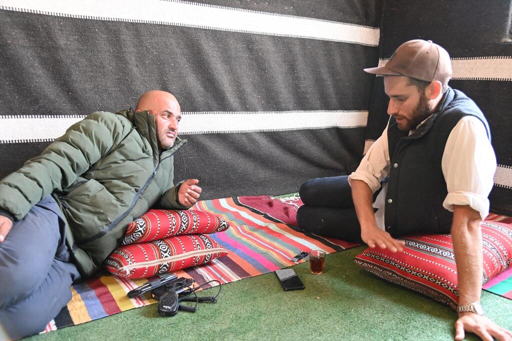 מוחמד אלגדיפי מביר הדאג' עם המשורר יונתן קונדה