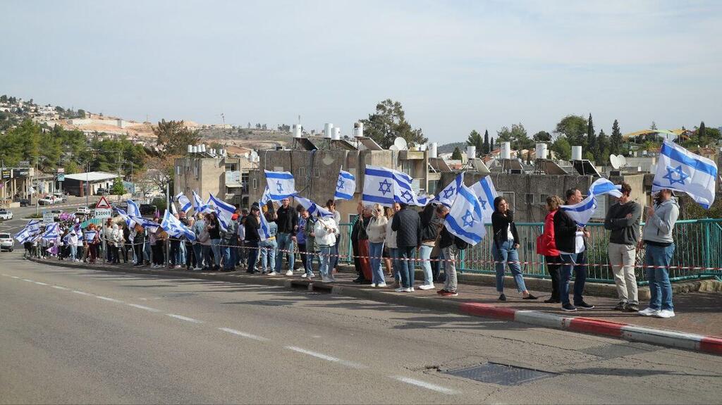 "באנו לכאן בשביל להגיד למשפחת סנקין - לעולם לא תצעדי לבד". שיירת הדגלים בדרך להלוויתו של סנקין (צילום: עיריית נוף הגליל ) הלוויתו של סמ"ר איליה סנקין