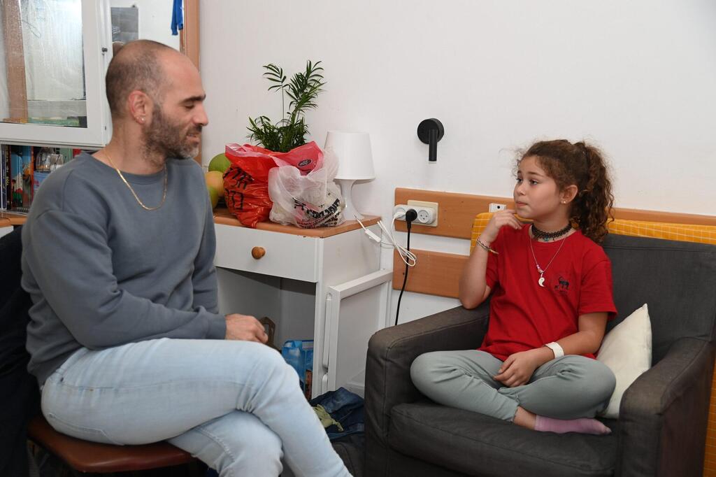 הילדה עדי לויתן מאורים עם המחזאי עמר בוקצין 