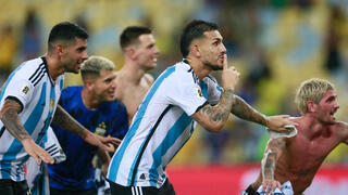 שחקני נבחרת ארגנטינה חוגגים אחרי הניצחון על ברזיל