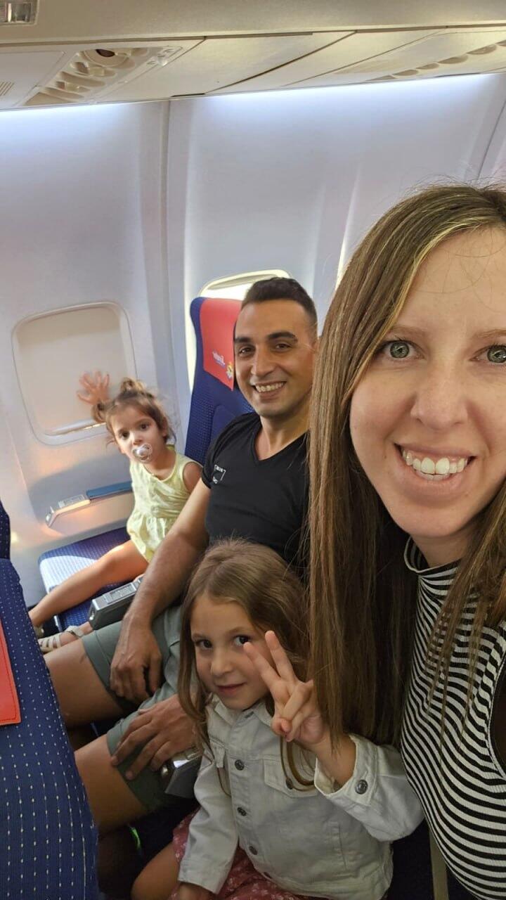 יוני אשר עם אשתו דורון והבנות רז ואביב, ששוחררו מהשבי, בתמונה מטיול משפחתי דורון כץ אשר רז ו אביב