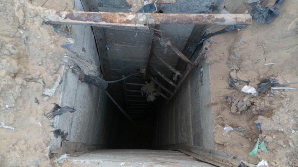 Лаз в туннель в Газе (Фото: ЦАХАЛ) תיעוד: מפעילות גדוד שקד, מצוות הקרב של חטיבה 401, ברצועת עזה ומציאת אמצעי לחימה בחדרי ילדים ומתחת למיטותיהם