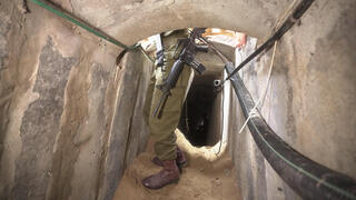 חיילים ישראלים מראים לתקשורת מנהרה תת-קרקעית שנמצאה מתחת לבית החולים שיפא בעיר עזה