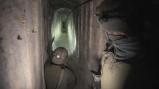 חיילים ישראלים מראים לתקשורת מנהרה תת-קרקעית שנמצאה מתחת לבית החולים שיפא בעיר עזה