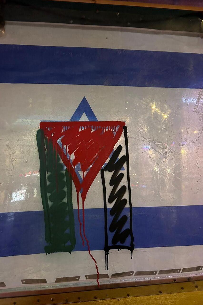 הכתובת שרוססה על דגל ישראל בכניסה למסעדה