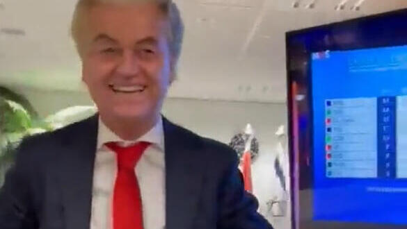 With Israel flag in background: Geert Wilders celebrates his upcoming victory 