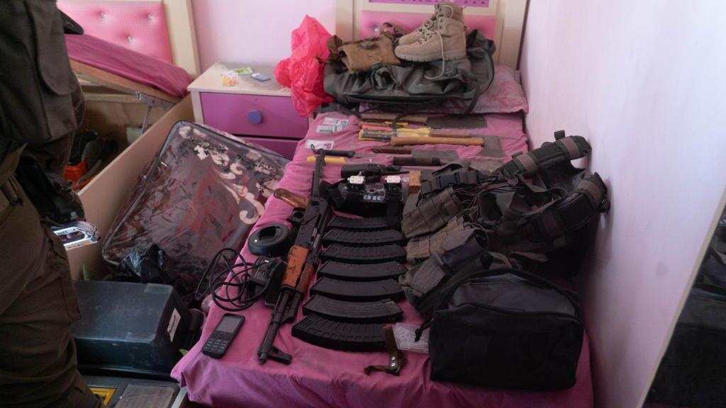 Оружие в детской комнате (Фото: пресс-служба ЦАХАЛа) תיעוד: מפעילות גדוד שקד, מצוות הקרב של חטיבה 401, ברצועת עזה ומציאת אמצעי לחימה בחדרי ילדים ומתחת למיטותיהם