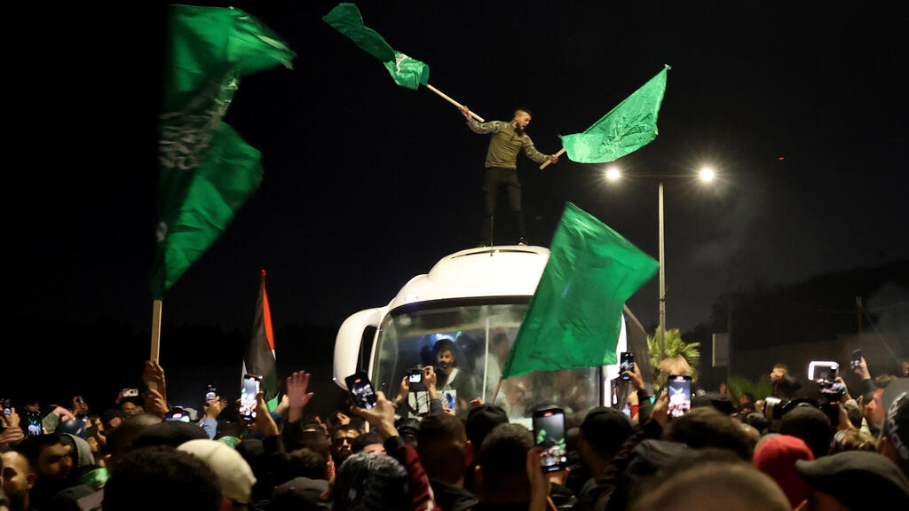 האסירים הביטחוניים יחוגגים בביתוניה ליד רמאללה