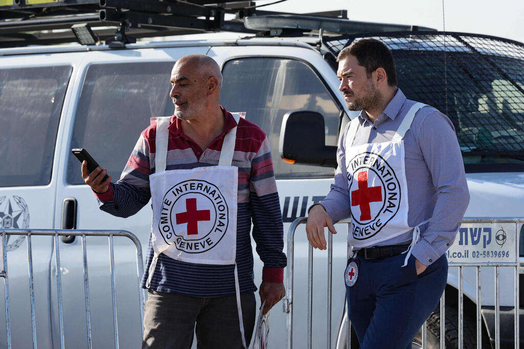 חברי הצלב האדום הבינלאומי עומדים מחוץ למחנה הצבאי עופר ליד העיר רמאללה 