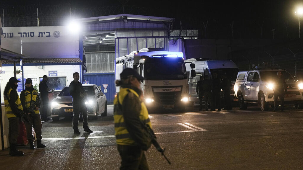 האסירים הביטחוניים יוצאים מכלא עופר