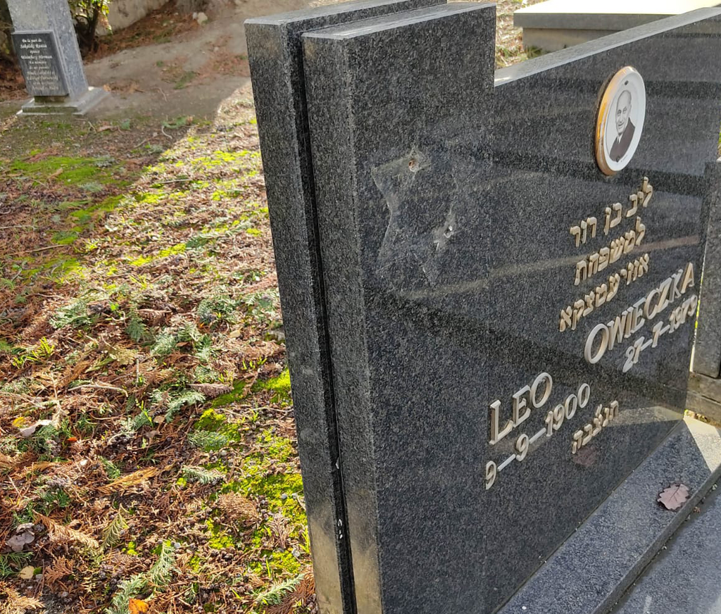 המצבות שהשחיתו בחלק היהודי בבית הקברות במרסינל, בלגיה