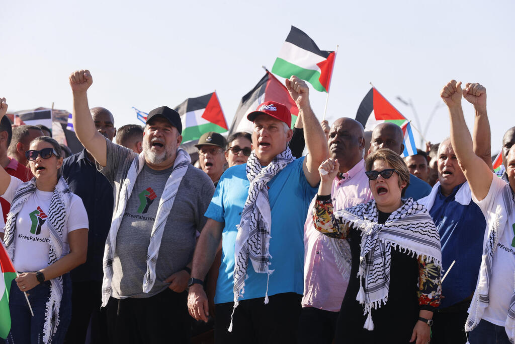 צילום: EPA נשיא קובה מיגל דיאס-קאנל ב הפגנה בעד פלסטינים פרו-פלסטינים ב הוואנה מלחמה עזה