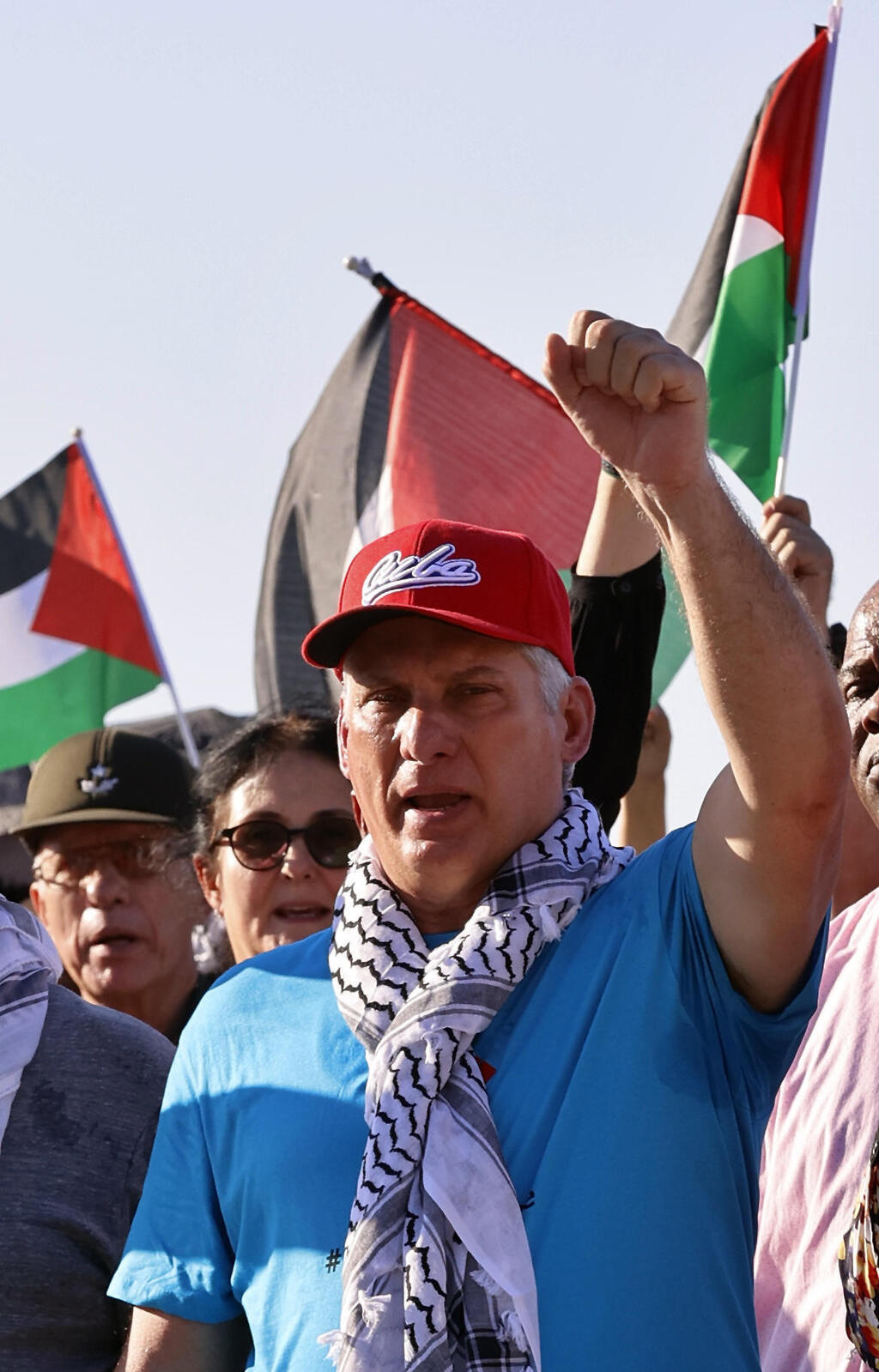 נשיא קובה מיגל דיאס-קאנל בהפגנה בהוואנה (צילום: EPA) נשיא קובה מיגל דיאס-קאנל ב הפגנה בעד פלסטינים פרו-פלסטינים ב הוואנה מלחמה עזה