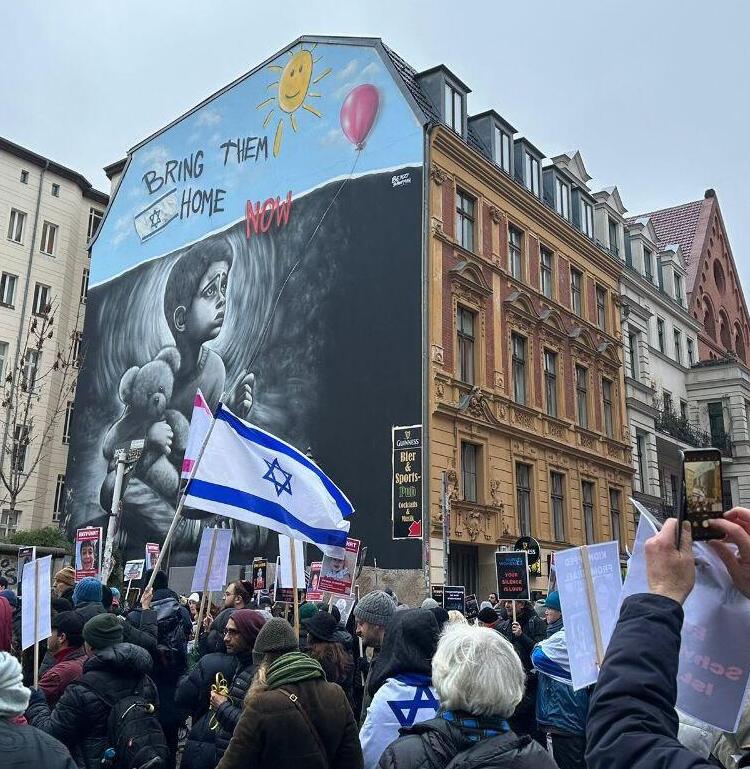ציור גרפיטי של האמן בנצי ברופמן בברלין הקורא להשבת החטופים הביתה (צילום: שגרירות ישראל בברלין) ציור גרפיטי של האמן בנצי ברופמן בברלין הקורא להשבת החטופים הביתה