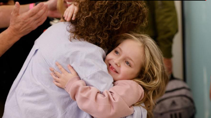 אמילי אלוני עם סבתא אמיליה והמשפחה