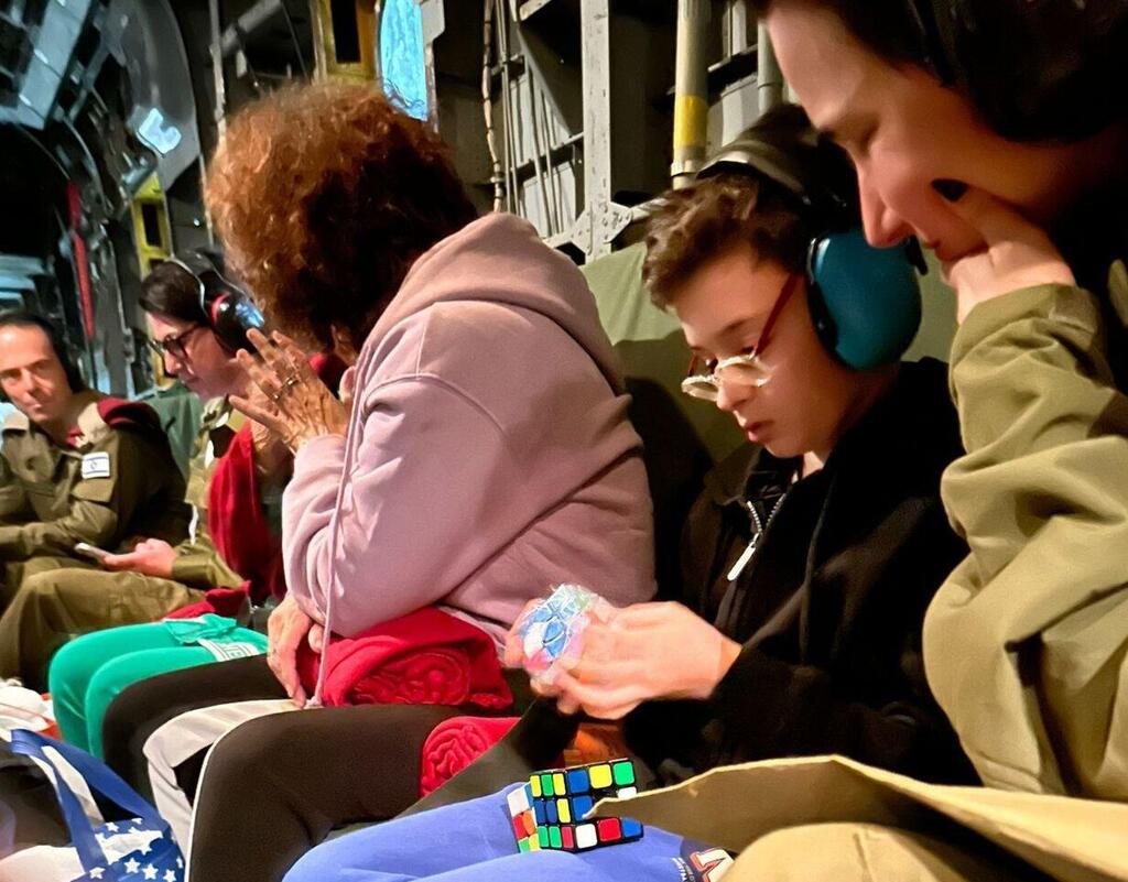 По дороге в больницу "Шнайдер" (Фото: пресс-служба ЦАХАЛа, с разрешения семьи) שחרור החטופים