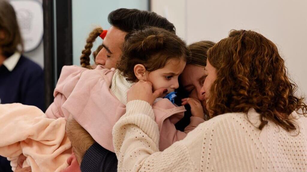 דורון, רז ואביב מתאחדות עם אבא יוני אשר בבית החולים שניידר