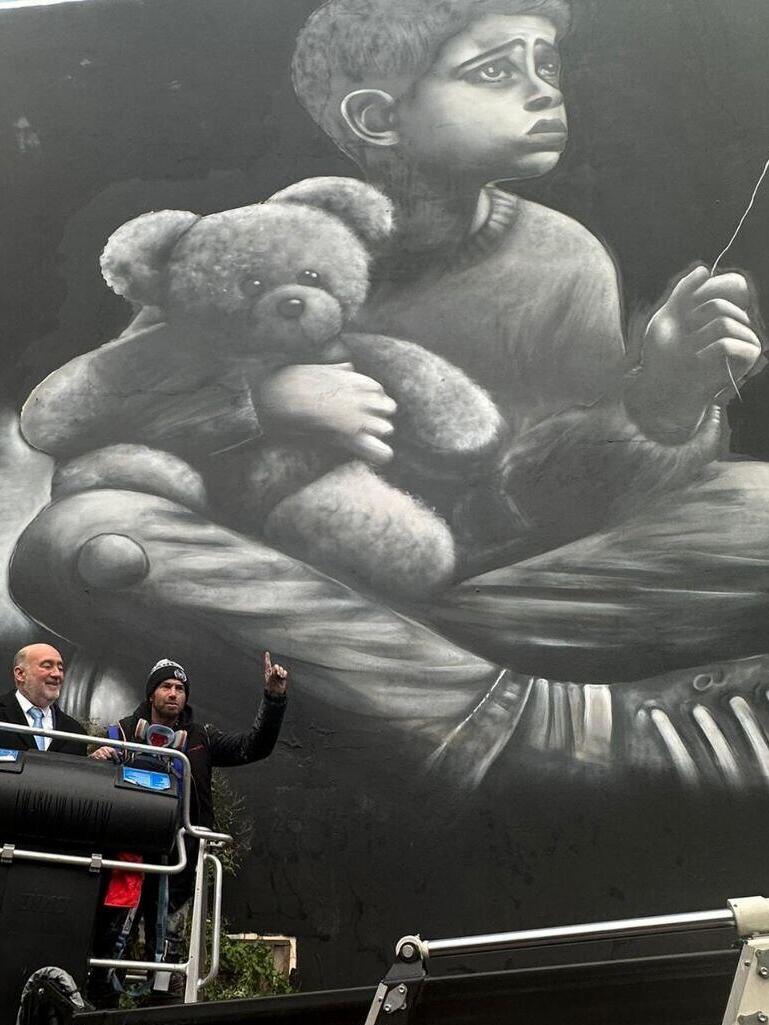 צילום: שגרירות ישראל בברלין ציור גרפיטי של האמן בנצי ברופמן בברלין הקורא להשבת החטופים הביתה