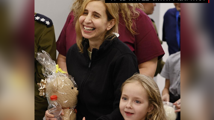 אמילי אלוני עם סבתא אמיליה והמשפחה