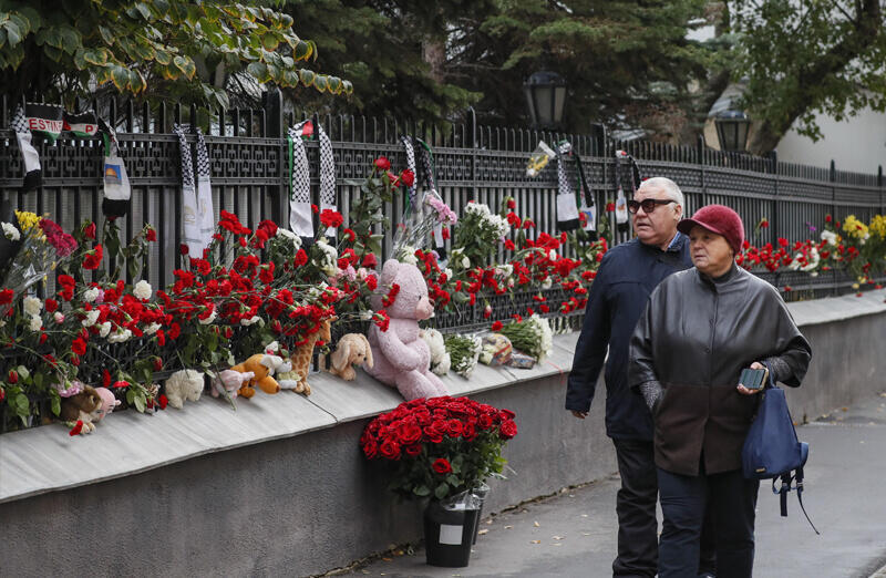 Flowers decorating the Palestinian embassy in Russia