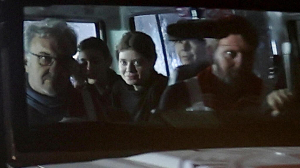 Израильские заложники в машине Красного Креста (Фото: Reuters, Ibraheem Abu Mustafa) רכב של הצלב האדום מגיע למעבר רפיח