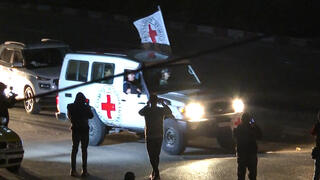 רכב של הצלב האדום מגיע למעבר רפיח