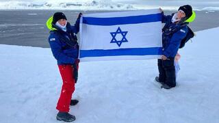 ד"ר טל לוצאטו כנען ופרופ' טלי מס עם דגל ישראל באנטארקטיקה