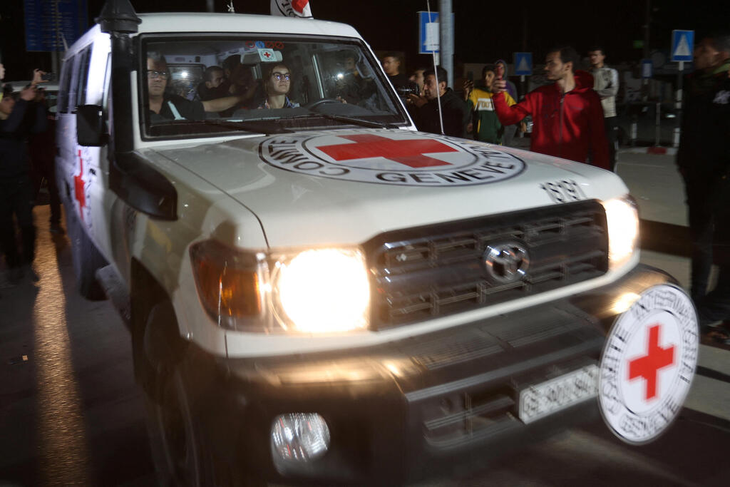 החטופות והחטופים באמבולנסים של הצלב האדום בדרך לישראל