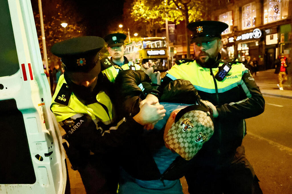 אירלנד מהומות מעצר מתפרעים אחרי דקירת ילדים ב דבלין