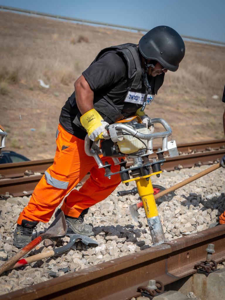 עובדי רכבת ישראל משקמים את המסילות בשדרות