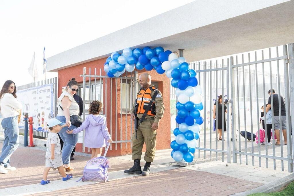 ילדים וילדות בחזרה ראשונה למערכת החינוך מפורץ המלחמה