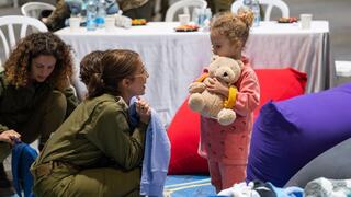 רגעי ההגעה של משפחת הרן שהם