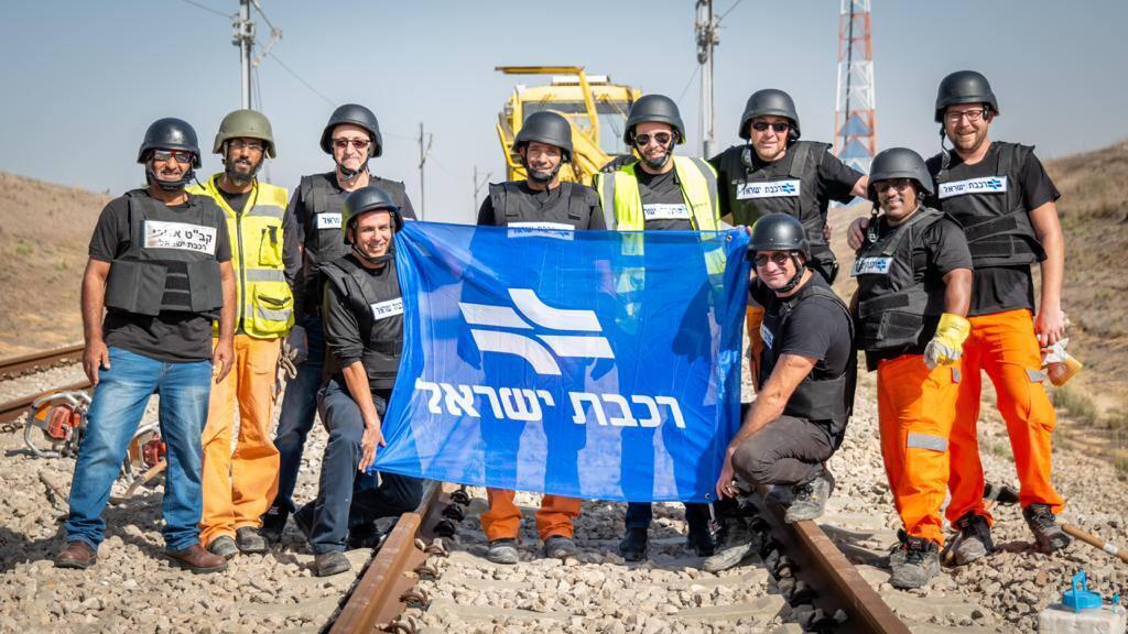 עובדי רכבת ישראל משקמים את המסילות בשדרות