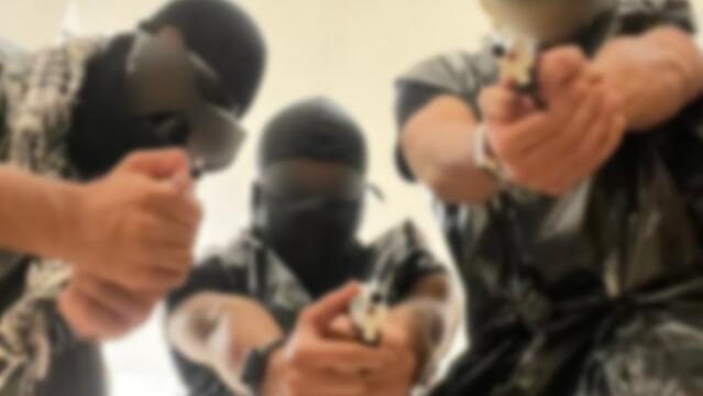 Ворвались в классы и напугали учеников 