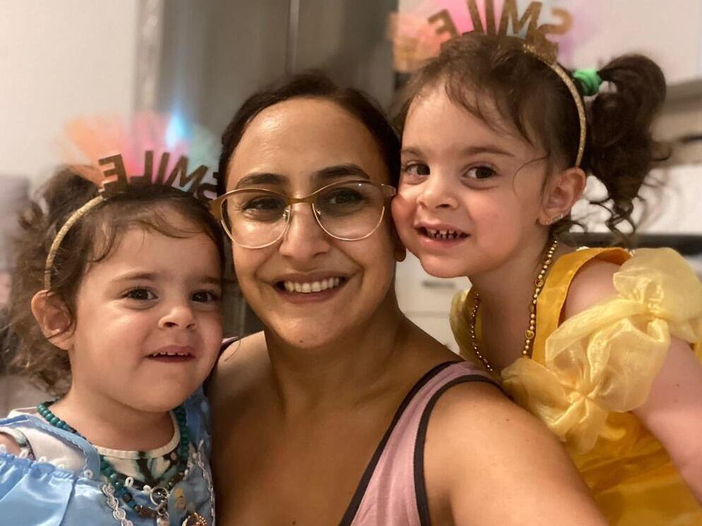 שרון אלוני קוניו עם בנותיה אמה ויולי
