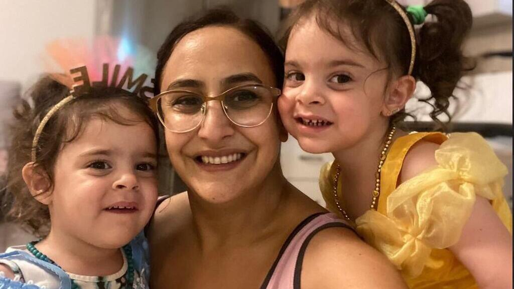 שרון אלוני קוניו עם בנותיה אמה ויולי