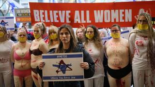 נשים מפגינות מחוץ למטה ארגון האו"ם לקידום והעצמת נשים בניו יורק על שתיקת הזוועות שביצעו מחבלי חמאס