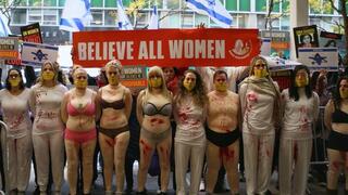 נשים מפגינות מחוץ למטה ארגון האו"ם לקידום והעצמת נשים בניו יורק על שתיקת הזוועות שביצעו מחבלי חמאס