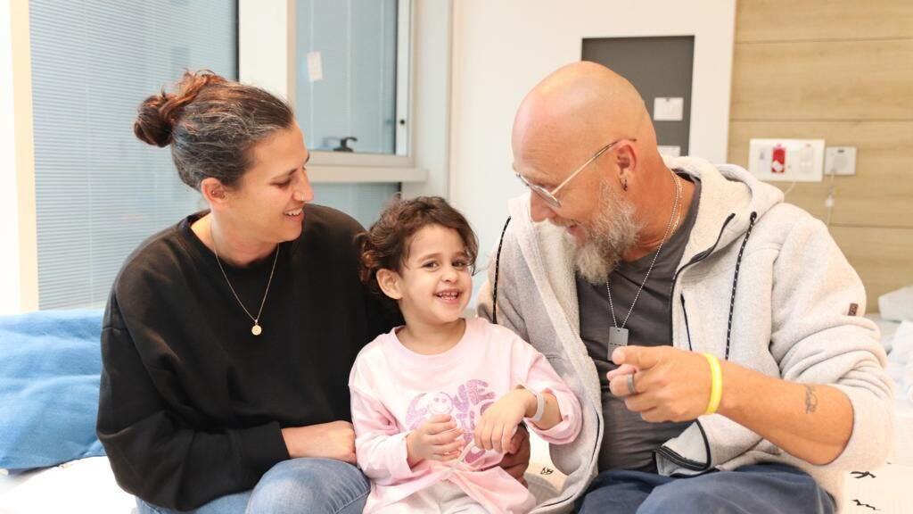המפגש הראשון של אביגיל עידן עם משפחתה לאחר השחרור משבי חמאס