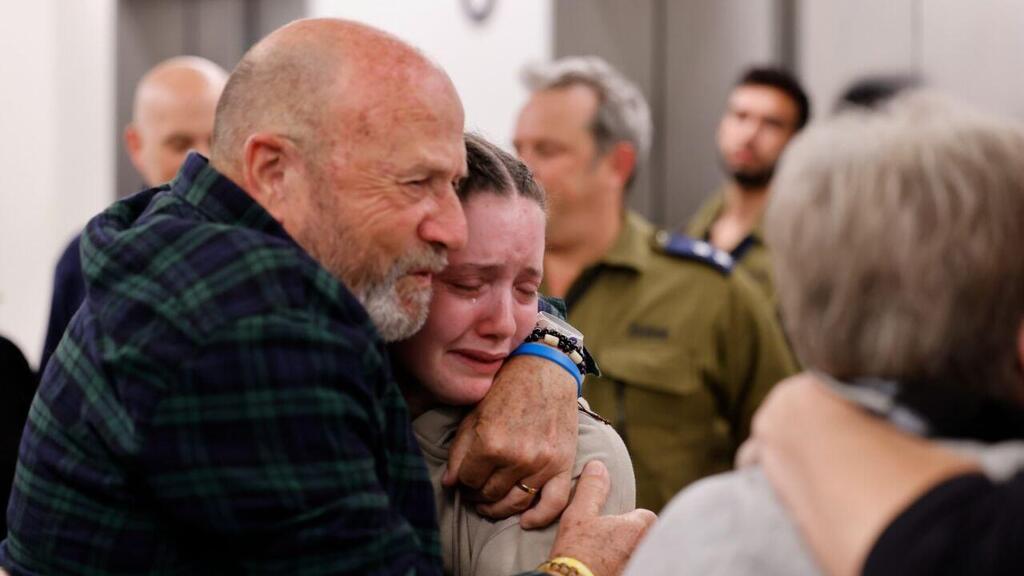חן גולדשטיין אלמוג עם ילדיה אגם, טל וגל 