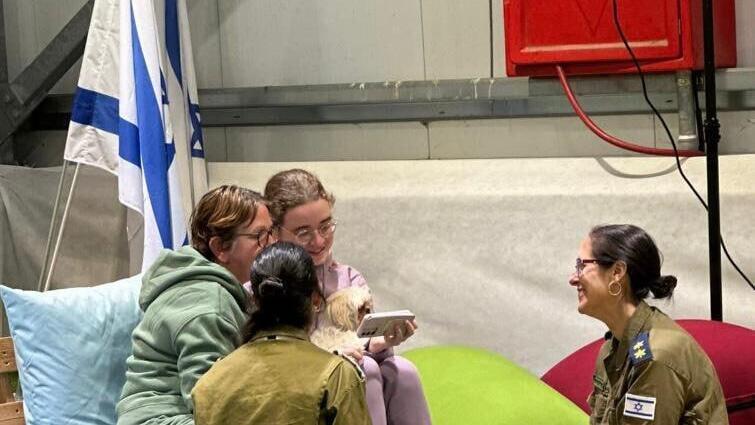 מיאה וגבריאלה ליימברג בשיחה ראשונה למשפחתן מנקודת המפגש בשטח ישראל