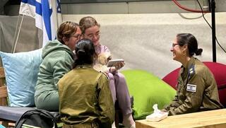 מיאה וגבריאלה ליימברג בשיחה ראשונה למשפחתן מנקודת המפגש בשטח ישראל